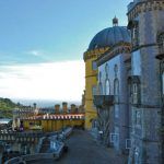 Entrada principal, torres y terraza del Palacio de la Pena