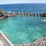Piscina-natural-charco-azul