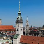 Blick-ueber-den-Alten-Peter-auf-Frauenkirche-und-Neues-Rathaus-Foto-vogelblick