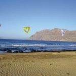 Cometas-de-colores-ondean-en-la-playa-de-Famara