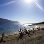 Paseantes-disfrutan-del-atardecer-en-playas-tranquilas-de-aguas-cristalinas-