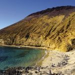 Playa-de-la-Francesa-con-la-montana-amarilla-en-La-Graciosa