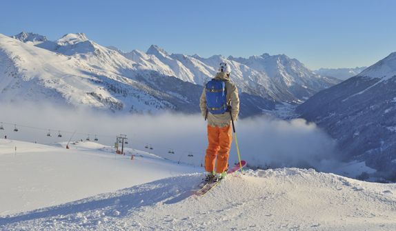 Skifahrer-mit-Blick-uber-das-StanzertalTVB-St-Anton-am-Arlberg_Foto-Sepp-Mallaun