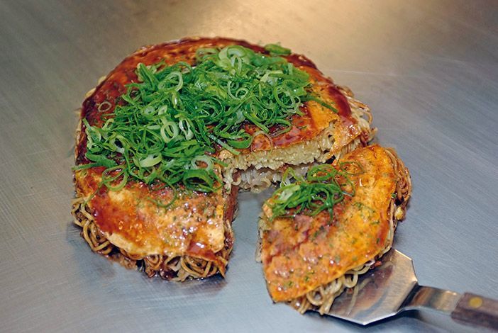 Okonomiyaki©Hiroshima-Convention-&-Visitors-Bureau-2