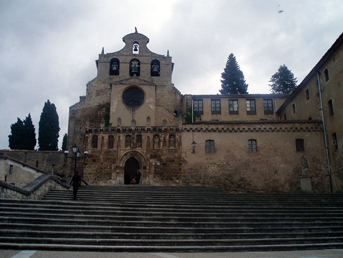 Escalinata_ante_la_iglesia_del_Monasterio_de_Ona