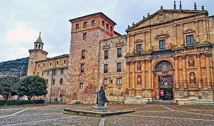 fachada-monasterio-san-salvador