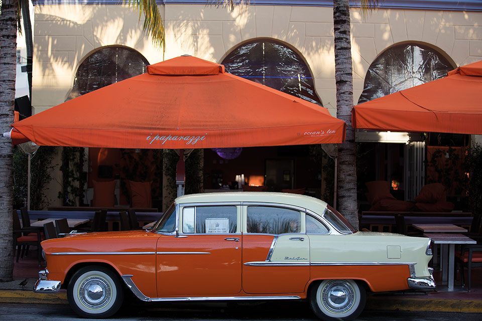 Ocean-Drive-i-paparazzi-restaurant-and-vintage-Chevrolet-Bel-Air