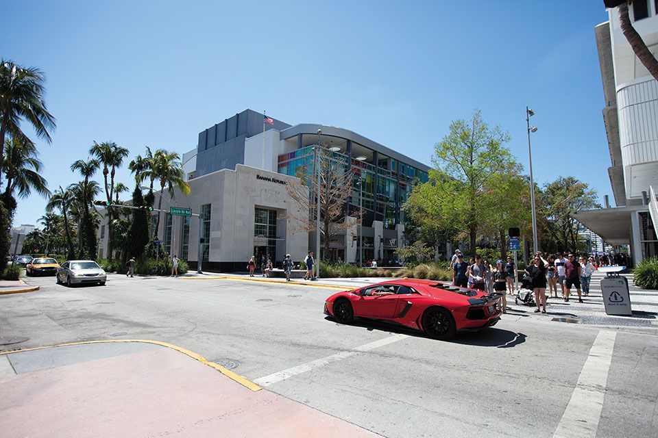 South-Miami-Beach_Lincoln-Road_Mall_Regal-Cinema_People_Walking-20180325-059