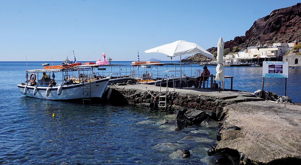 barco-a-playa-roja-y-blanca