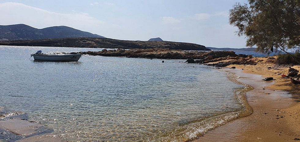 playa-de-Antiparos-con-ermita