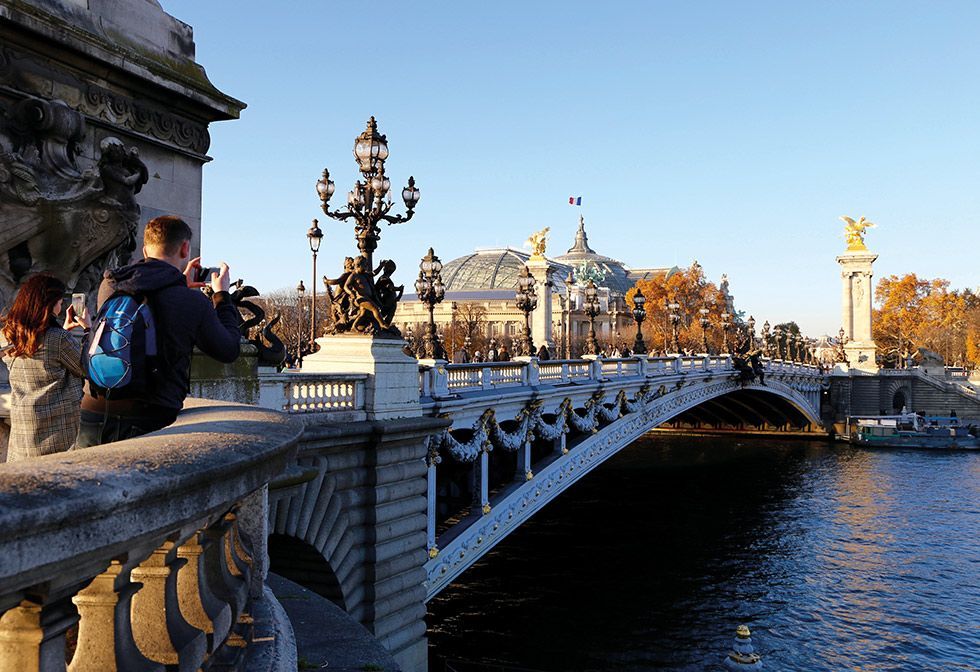 El-puente-Alexandre-lll-y-Grand-Palais-Paris-Tourist-Office-Sara-Sergent