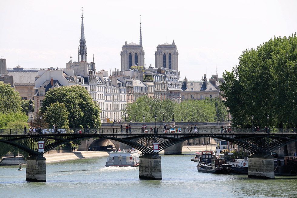 Pont-des-Arts-Cathedrale-Notre-Dame-de-Paris