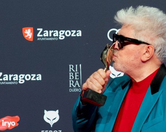Pedro Almodóvar dándole un beso a su Premio de Honor