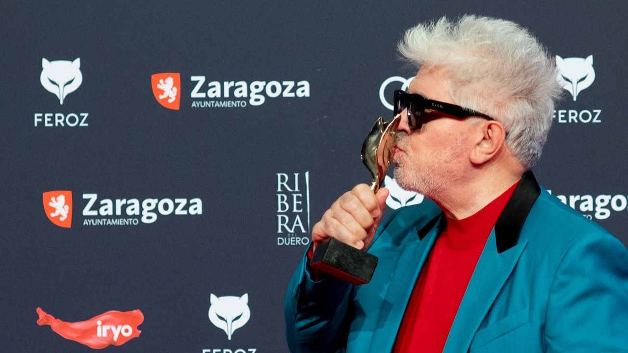 Estos son todos los premiados en los Feroz 2023 Pedro Almodóvar dándole un beso a su Premio de Honor