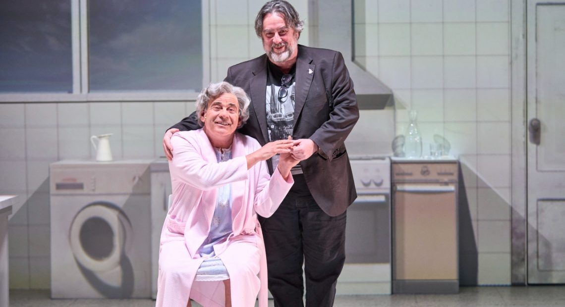 Andrés Lima y Eduard Fernández posan durante un ensayo