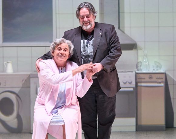 Andrés Lima y Eduard Fernández posan durante un ensayo