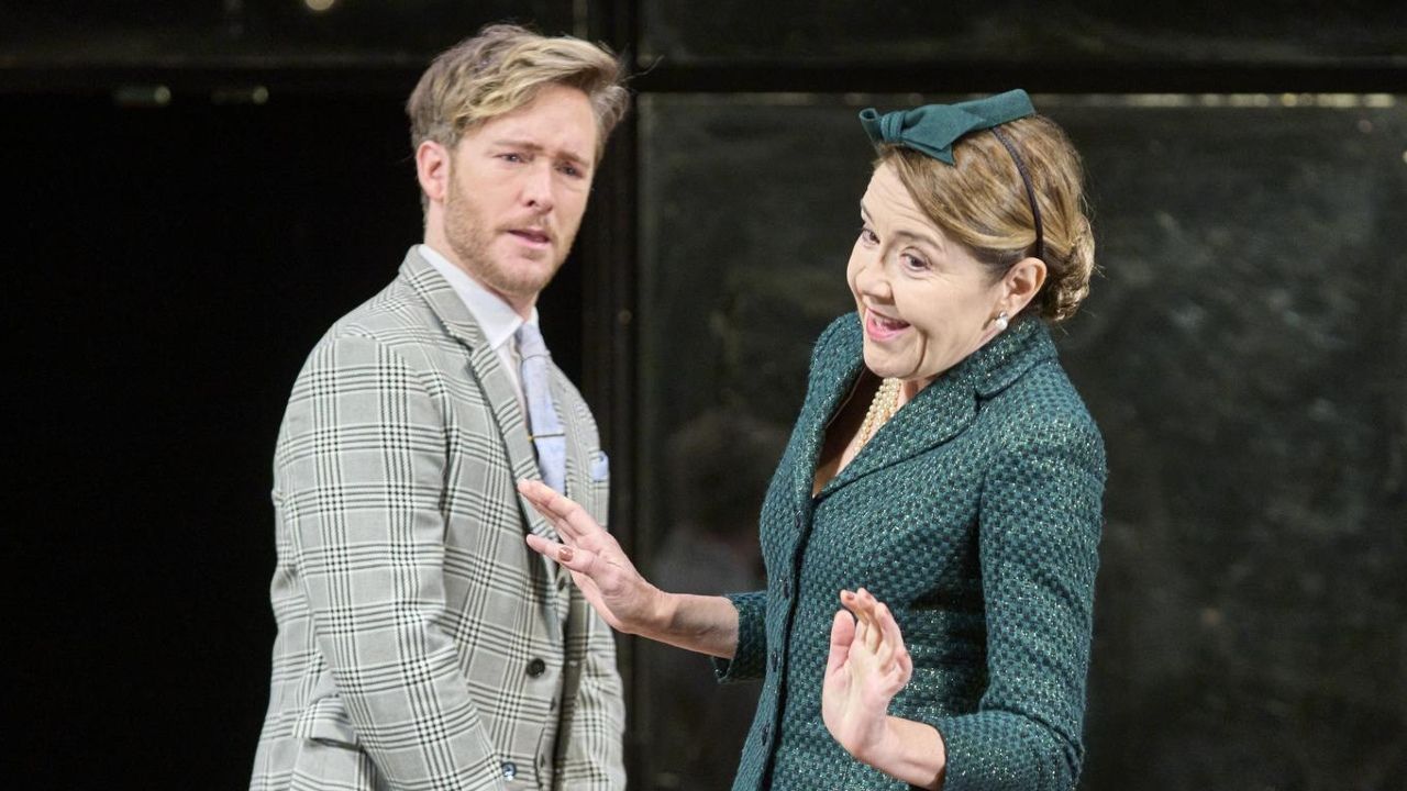 Pablo Rivero como Jack Worthing y María Pujalte como Lady Bracknell en una escena. ©Pablo Lorente