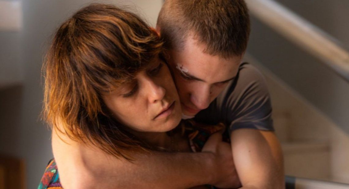 María León abrazada por su hijo en la ficción