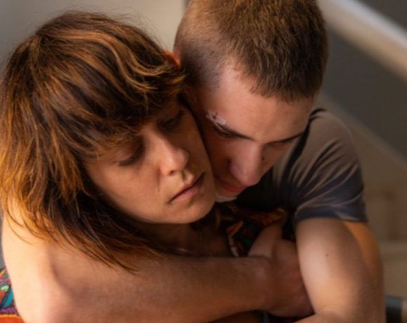 María León abrazada por su hijo en la ficción