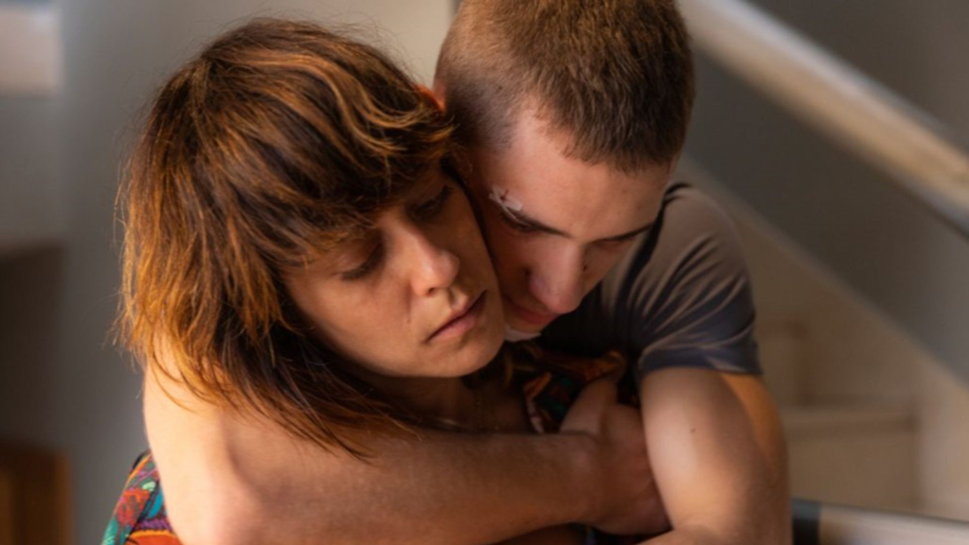 María León abrazada por su hijo en la ficción