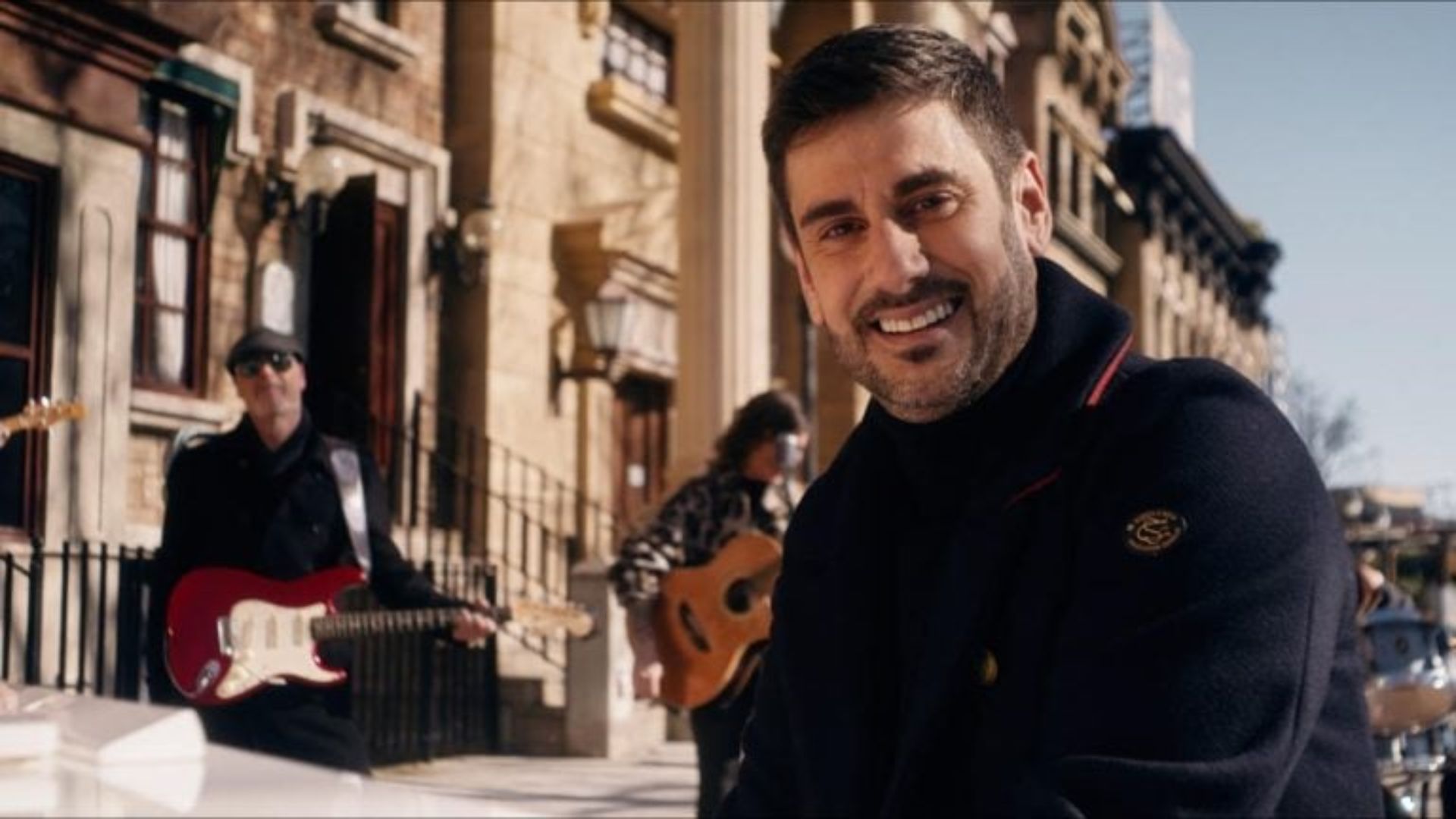 Melendi celebra sus 20 años de carrera con la canción autobiográfica "Gracias por venir" Melendi