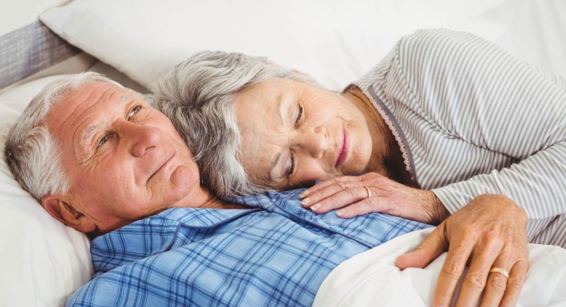Pareja mayor durmiendo - Día Mundial del Sueño