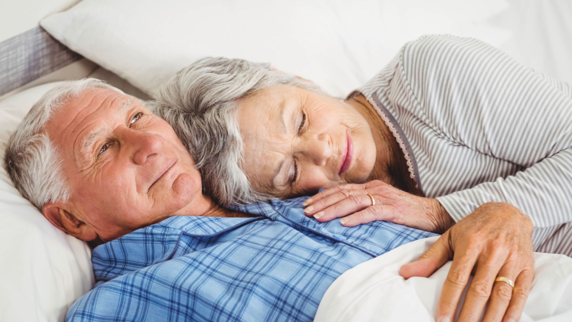 Un 10% de la población pueden presentar un trastorno crónico e incapacitante Pareja mayor durmiendo - Día Mundial del Sueño