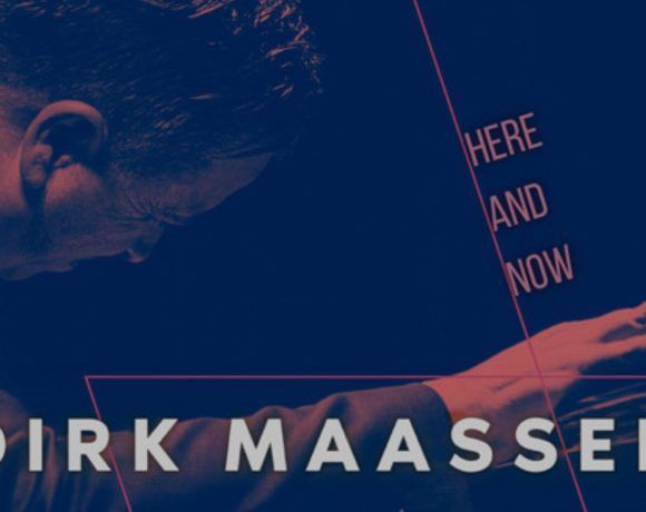 Dirk Maassen tocando el piano