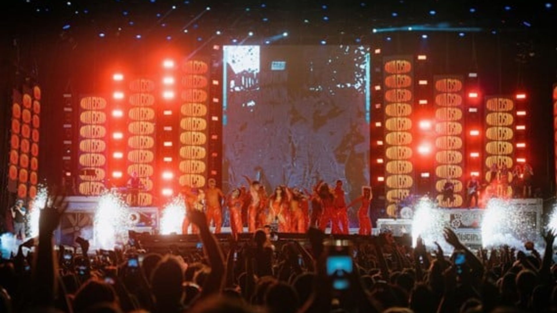 Lali se convierte en la primera mujer argentina en llenar el Estadio del club Vélez Sarsfield de Buenos Aires Lali en el concierto