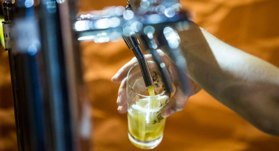 Persona sirviendo una cerveza - Las Rozas Beer Festival