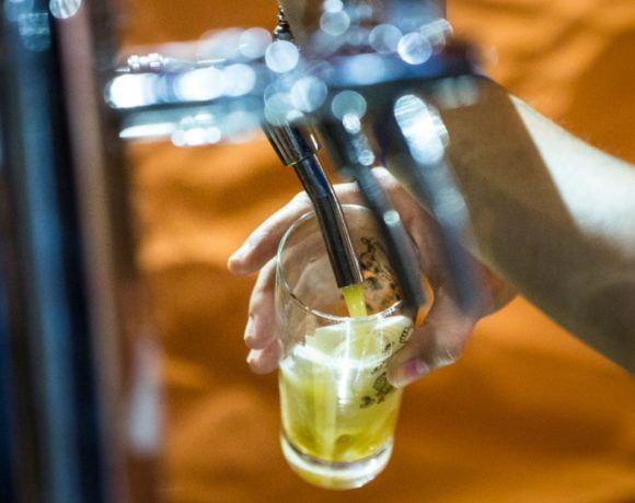 Persona sirviendo una cerveza - Las Rozas Beer Festival