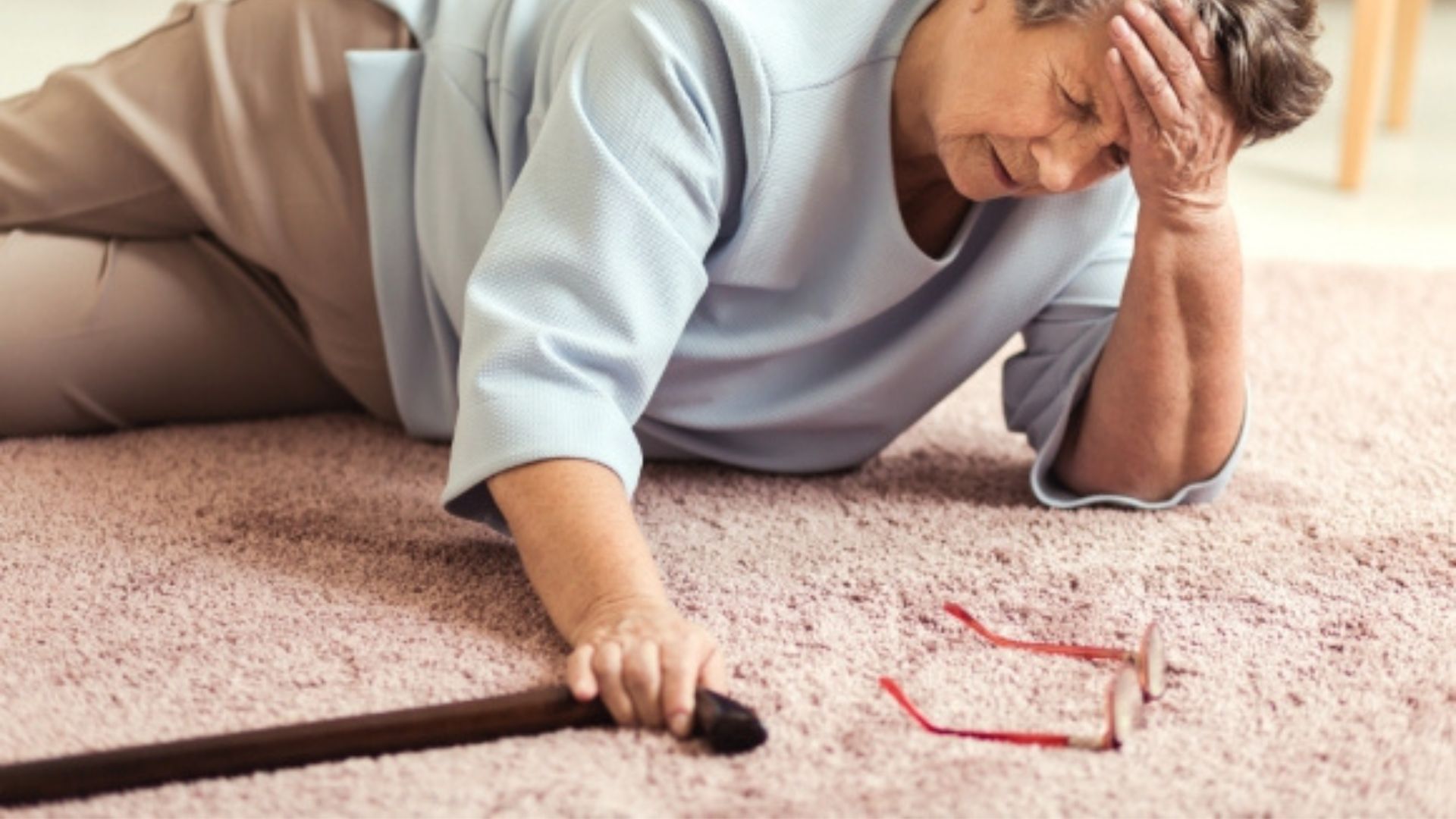 Una mujer mayor se cae al suelo