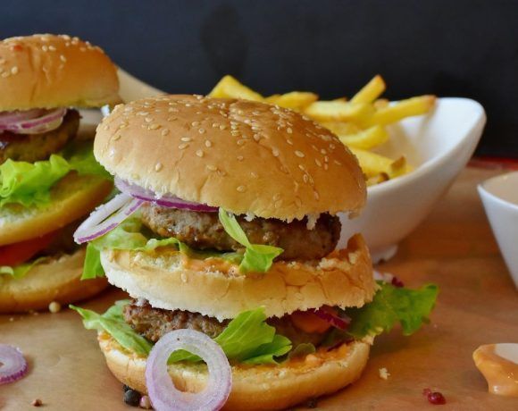 dos hamburguesas apetitosas con patatas