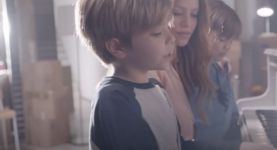 Shakira con sus hijos en el videoclip de Acróstico