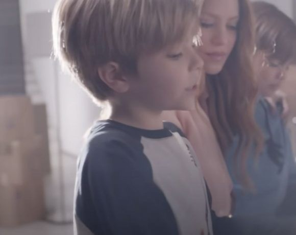 Shakira con sus hijos en el videoclip de Acróstico