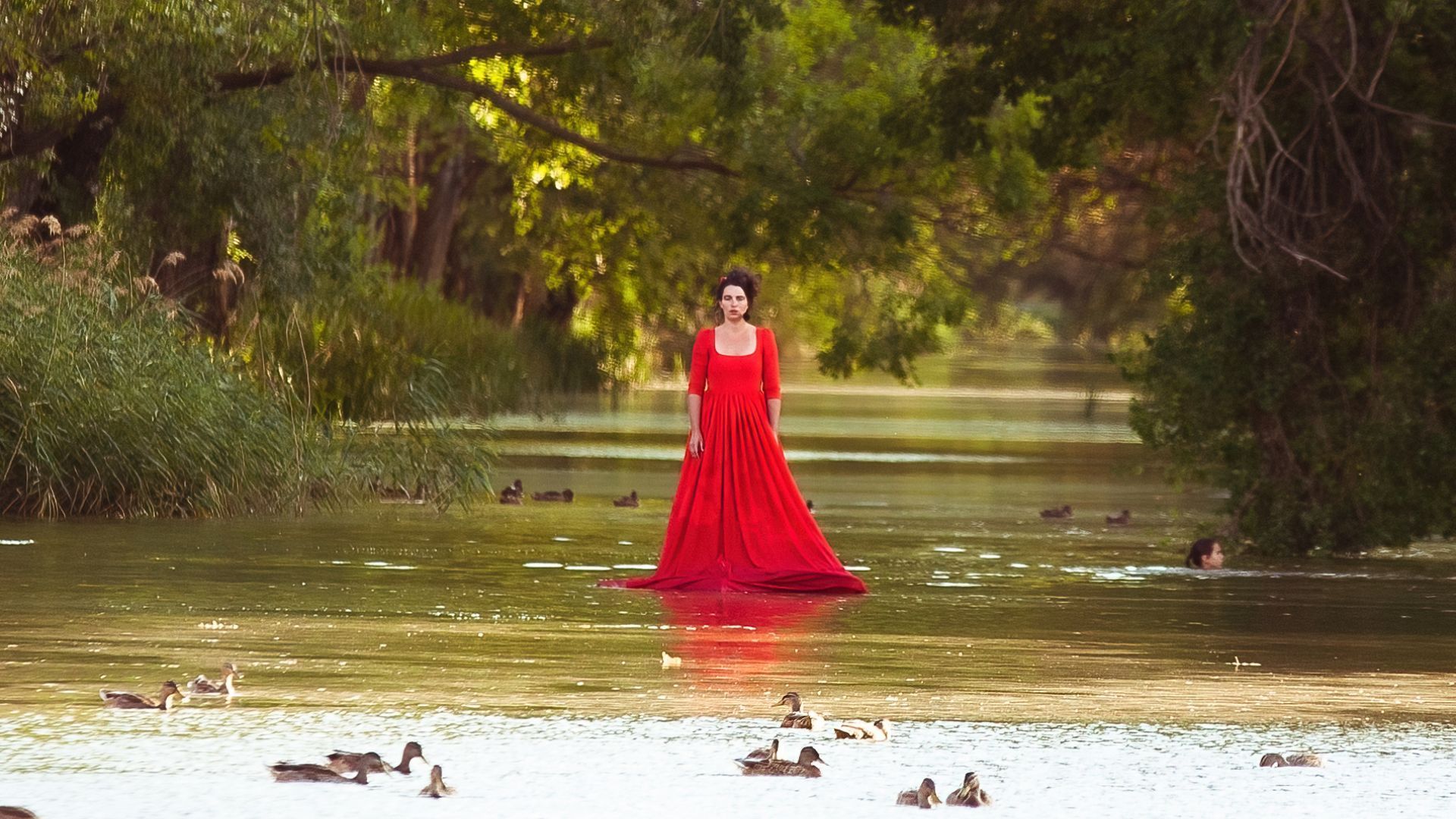 El concierto flotante de Le Piano du Lac llega al lago del parque de Pradolongo (Usera) La Pianista Roja