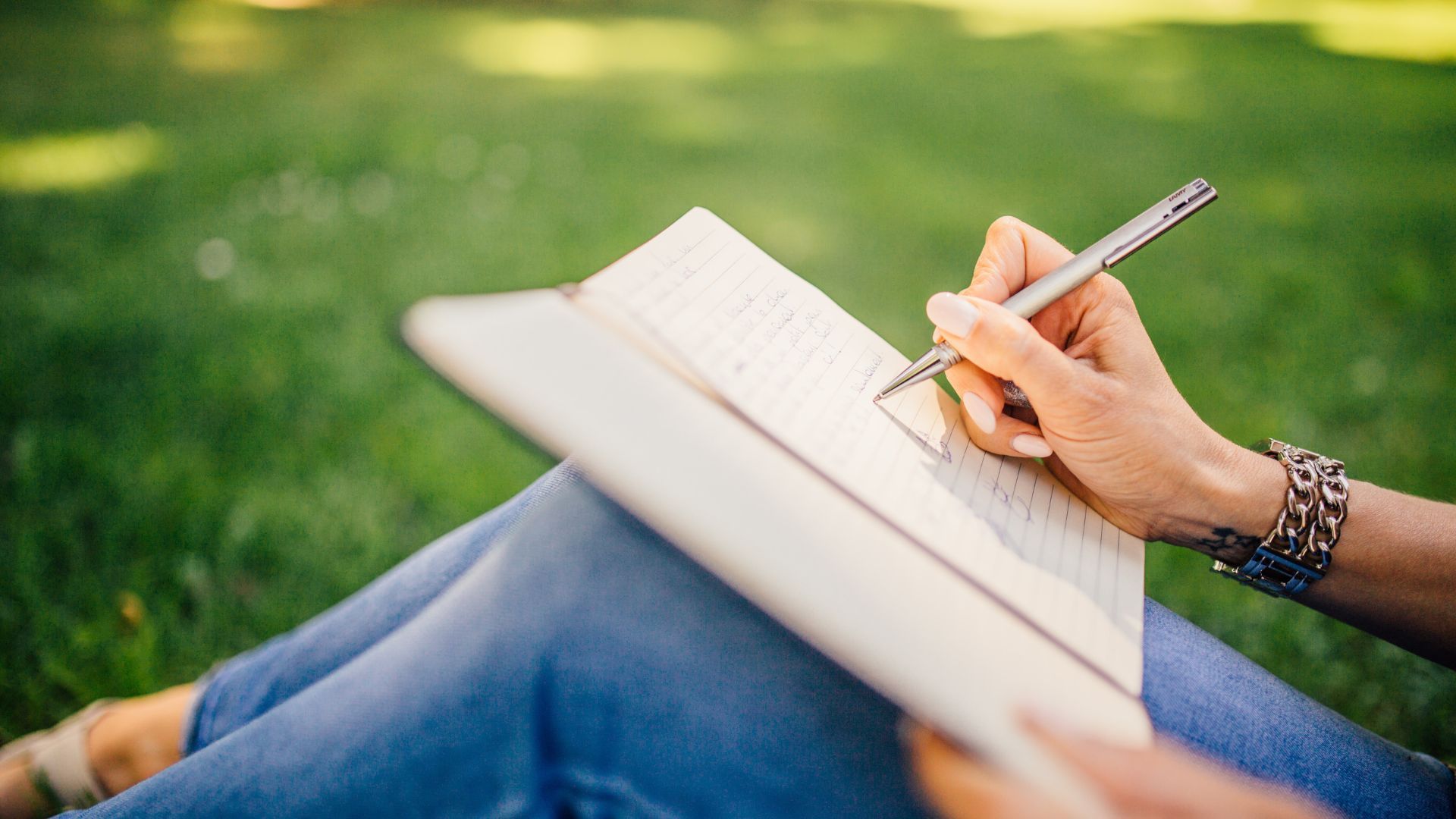 Una mujer escribiendo en una libreta