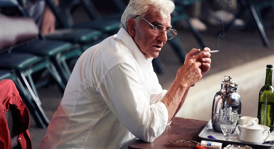 Bradley Cooper como Leonard Bernstein en Maestro, Netflix