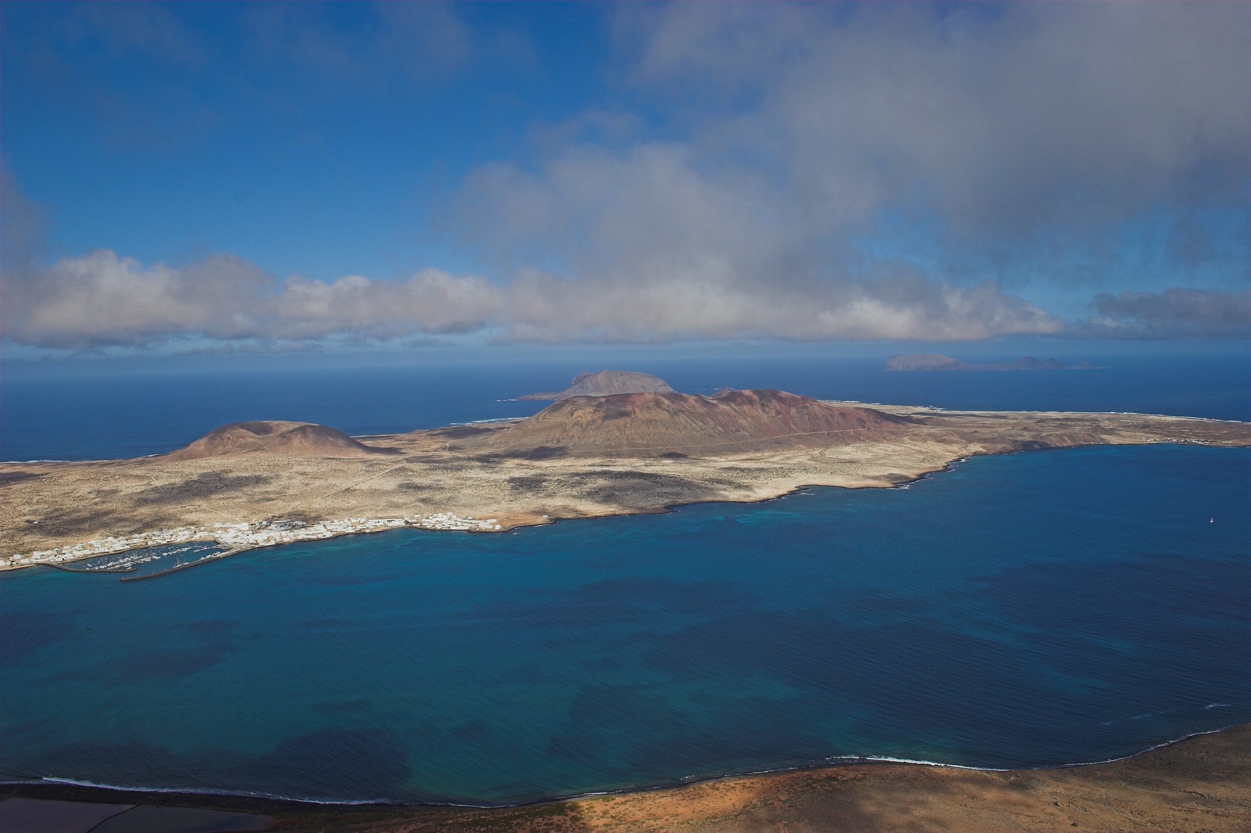 Las Islas Secretas de Europa: escapadas tranquilas y desconocidas LaGraciosa_from_MiradorDelRio, Wikipedia